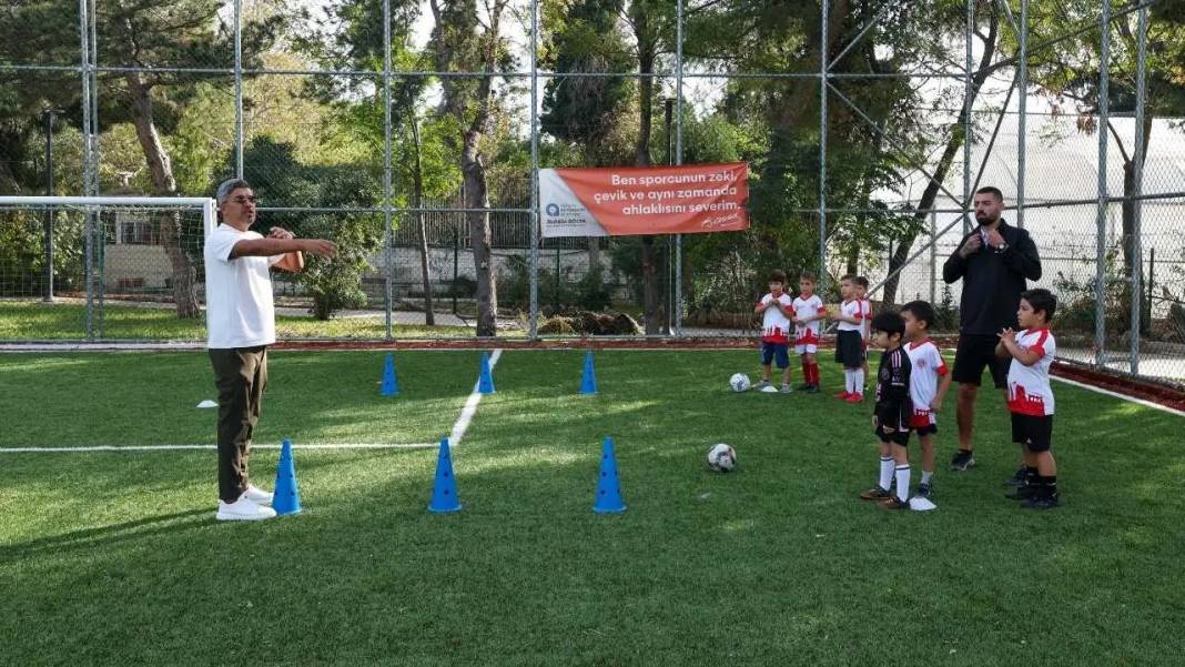 Antalya’da Çocuklara Ücretsiz Futbol Akademisi: Geleceğin Yıldızları Yetişiyor! 3
